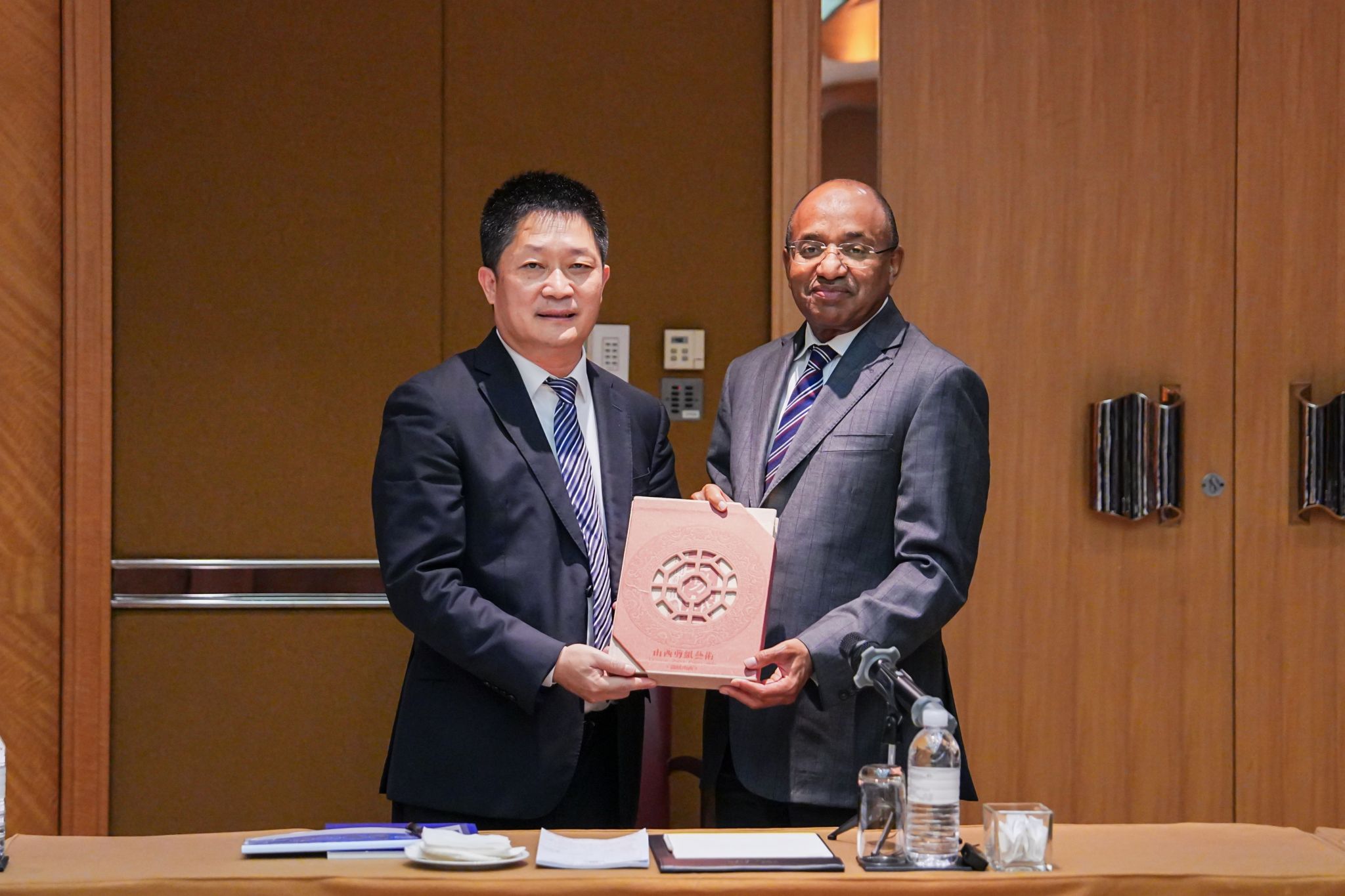 山西建投集团领导拜会坦桑尼亚桑给巴尔总统姆维尼