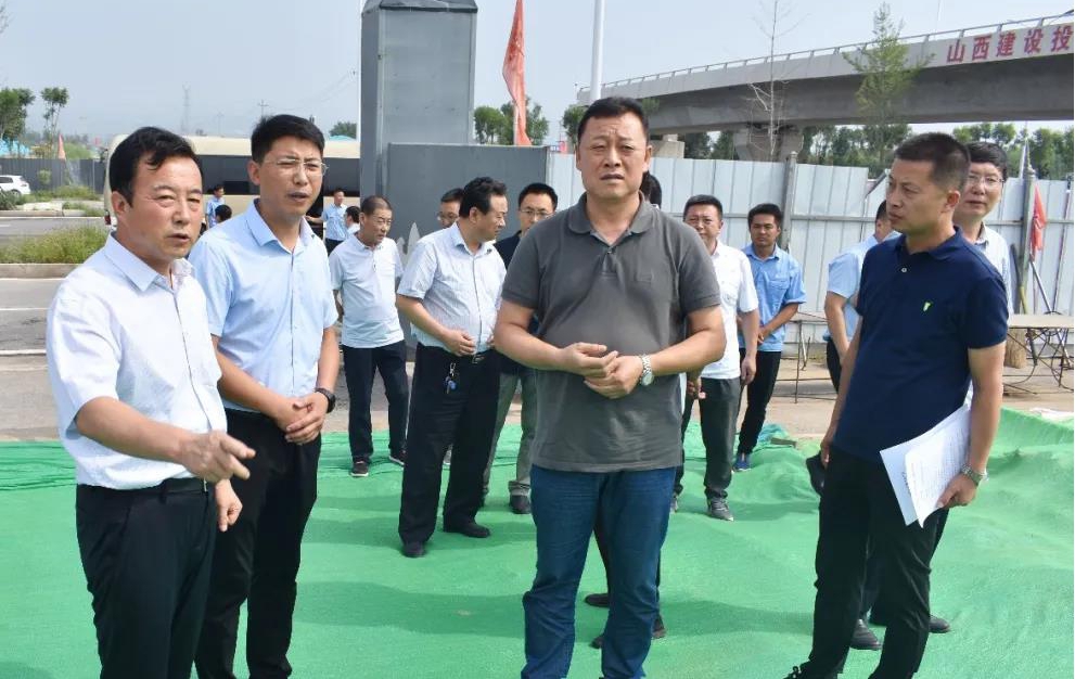 晋中副市长在山西建投三建集团承建的龙城大街区域路网、电力管沟冰球突破项目