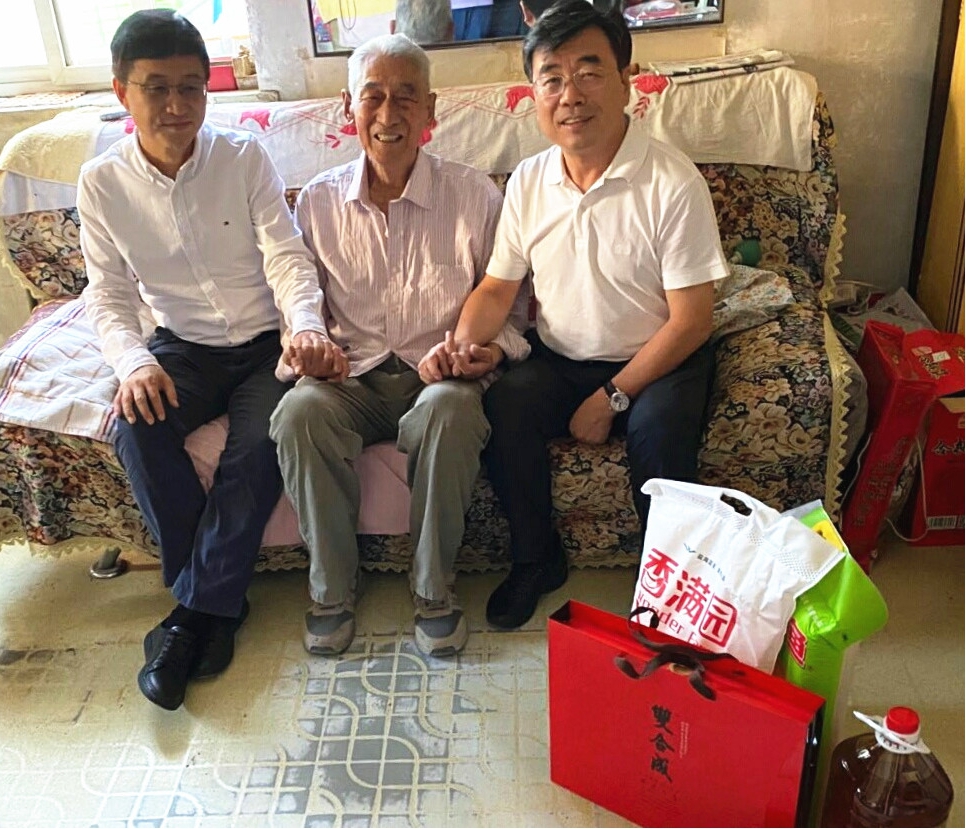 国庆中秋迎佳节 情谊浓浓暖人心 ——山西建投机械化集团开展两节前慰问活动