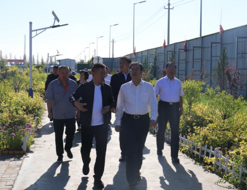 朔州市委书记在山西建投承建的朔州市一中新校区冰球突破项目调研