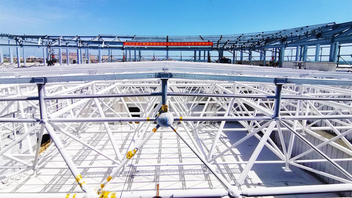 山西建投潇河产业公司钢结构专业承建的山阴县场馆冰球突破项目圆满完成指挥中心网架提升