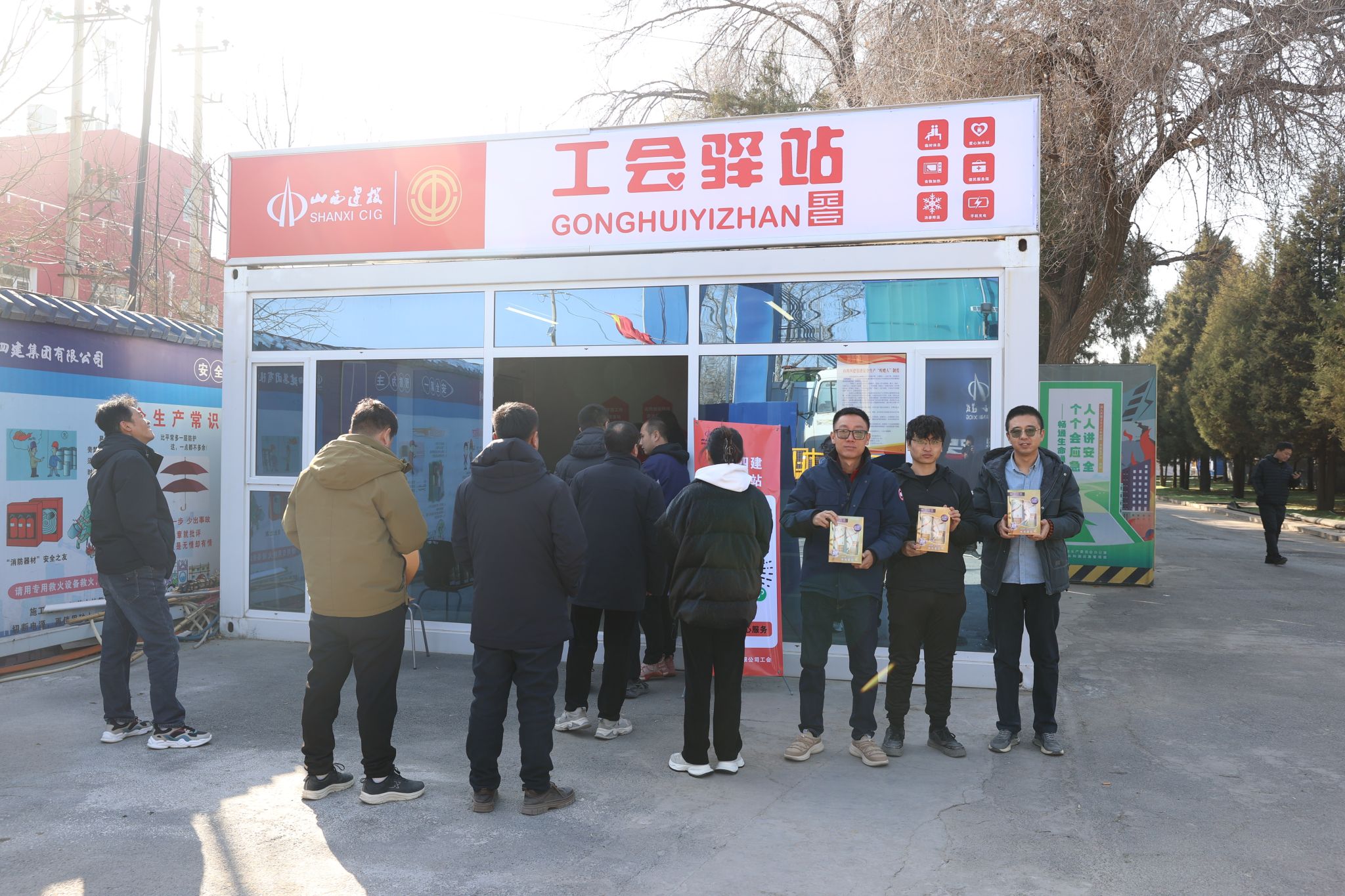 山西建投四建集团开展义务理发送温暖活动