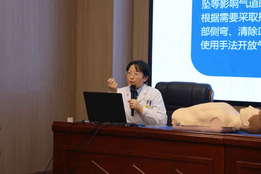 山西建投国际冰球突破集团举办“健康相伴 发展同行”主题知识讲座